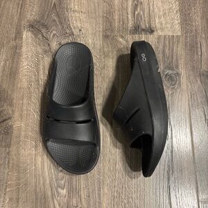 OOFOS Ooahh Unisex Black Recovery Slide Sandals Men’s size 7 Women’s size 9